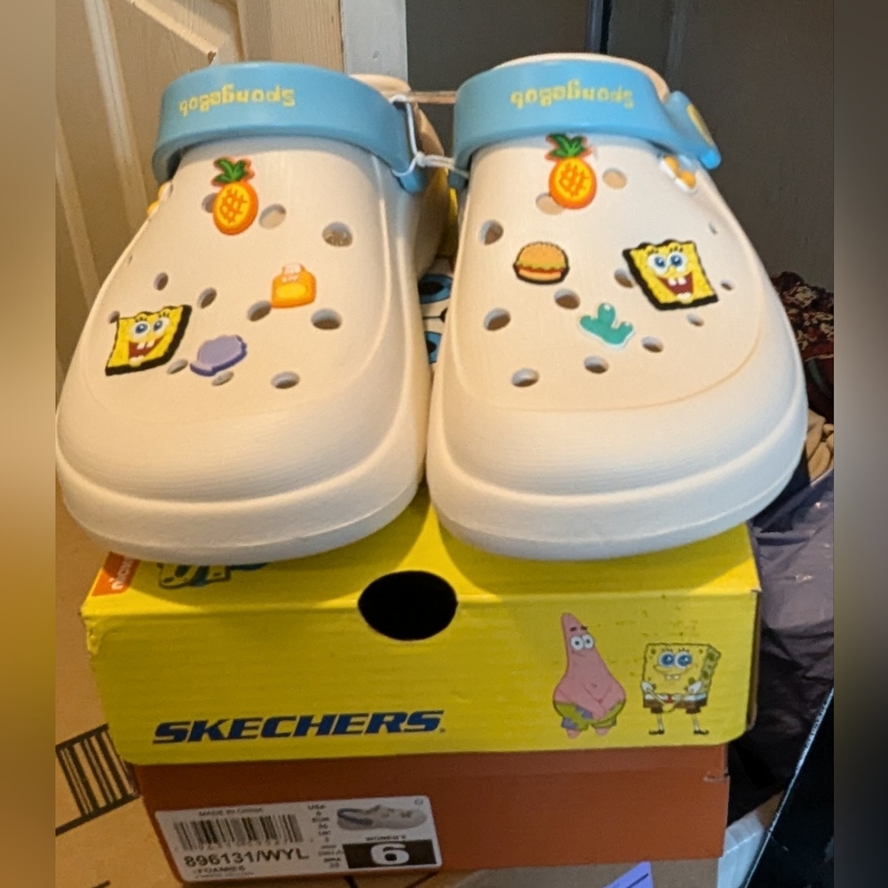 Women's Skechers Foamies Size 6